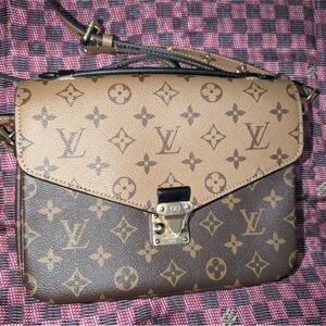 LOUIS VUITTON POCHETTE METIS REVERSE MONOGRAM